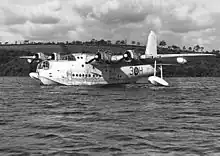 Photo noir et blanc d'un grand hydravion posé sur un plan d'eau