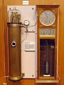 Photographie de l'horloge avec à droite le cadran et à gauche le bâti sous vide.
