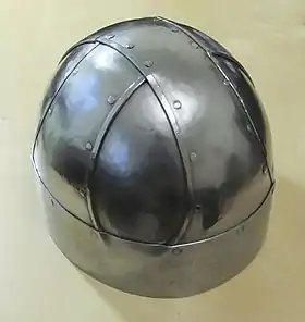 un casque simple en métal uni