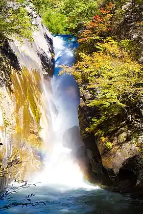 Cascade Senga, haute de 30 mètres.