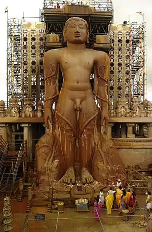 Statue de Gomateshvara, sanctuaire jaïn de Shravanabelagola. Statue considérée par certains comme le plus grand monolithe taillé du monde.
