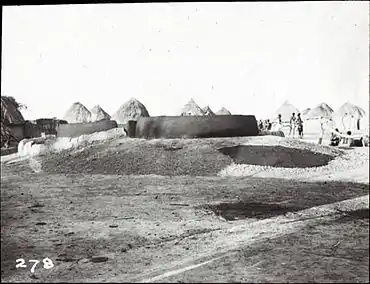 photographie de la hutte sainte du roi défunt Yur Adocdit en court de reconstruction