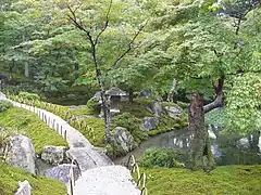 Jardin inférieur (袖形燈籠, sodegata tōrō).
