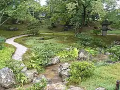 Jardin inférieur, vue de la droite de la lanterne de pierre (櫓形燈籠, yagura tōrō).