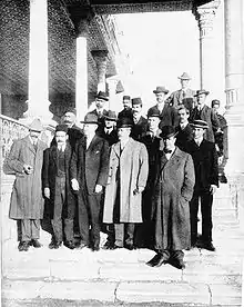 Morgan Shuster et des officiels américains au Palais Atabak à Téhéran, en 1911. Avant les années 1950, l'Iran et les E.U entretenaient des relations cordiales.