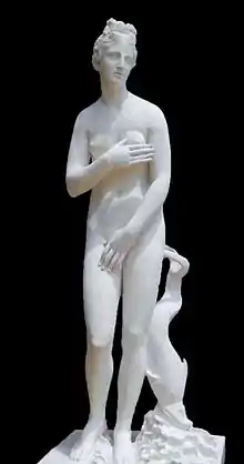 Statue de femme nue, cachant son sexe et partiellement sa poitrine avec ses mains
