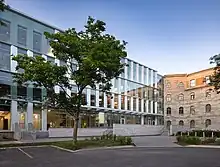 Un édifice moderne à droite et une ancienne prison à gauche forment le siège social de Télé-Québec et de la SODEC