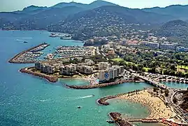 Vue aérienne sur le golfe de La Napoule à l'embouchure de la Siagne à Mandelieu-La Napoule