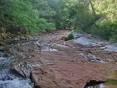 Région des pertes : en été l'eau passe sous la roche.