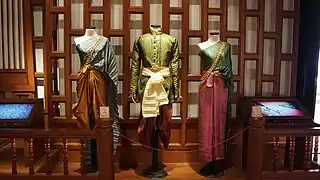 Salle des costumes et des textiles : Vêtements traditionnels du Siam