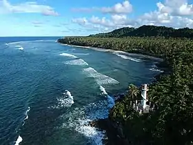 Côte de l'île de Siargao, avec un ancien phare au premier plan