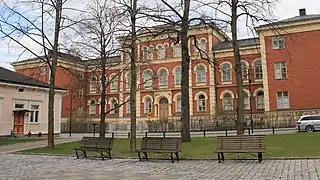 Le lycée d'Hämeenlinna vu du parc.