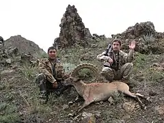 Chasseur avec le corps d'un ibex de Sibérie dans le désert de Gobi, en Mongolie, 2011.