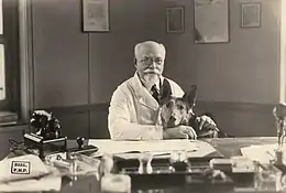 Vieil homme dans un laboratoire avec son chien.