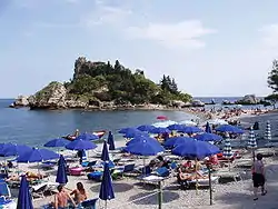 En Italie, Ferragosto est synonyme de repos sur la plage (Isola Bella, Sicile).