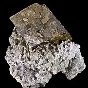 Manganosidérite et albite  - Carrière Poudrette, Québec, Canada (8 × 7 cm)