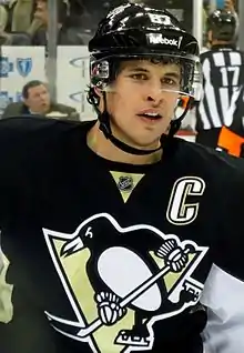 Photographie de face de Sidney Crosby arobrant le maillot de capitaine des Penguins