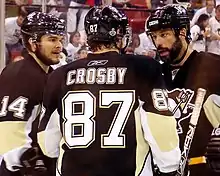 Photographie de Chris Kunitz, Sidney Crosby et Bill Guerin avec le maillot noir des Penguins.