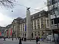 Façade donnant sur l'Europaplatz avec le monument aux morts des grenadiers de Bade.