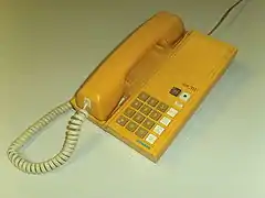 Téléphone doté de touches supplémentaires lettrées A à D, utilisées comme touches de fonction pour contrôler d'un autocommutateur privé (années 1990-1992).