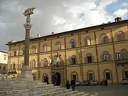 À droite, la colonne de la Lupa senese vers le Palazzo Reale.