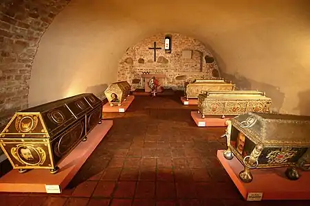 Les sarcophages de la famille Opaliński dans la crypte du château.