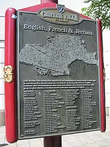 Panneau en anglais indiquant les anciens noms de rues rebaptisées en anglais.