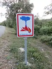 Panneau routier de prévention des incendies de végétation dans le massif de la Sainte-Victoire.