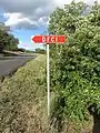 Panneau indiquant l'entrée d'une piste de DFCI à partir du réseau départemental dans le massif de la Sainte-Victoire.