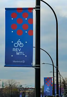 Signalétique du Réseau express vélo (REV) sur la rue Saint-Denis
