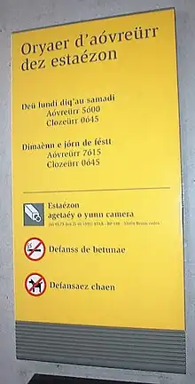 Photographie d'un panneau en gallo dans le métro de Rennes.