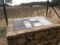 Domaine Sainte-Croix, signalétique vers le Monastère Notre-Dame-du-Torrent-de-Vie.