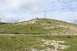 Le col (1 748 m) et le sommet de la montagne de Lure (1 825 m).