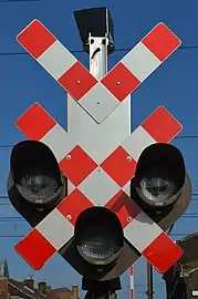 Signalisation belge, équipé d'un dispositif lumineux et sonore, des passages à niveau à multiple voies.