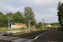 Vue des voies de la gare en direction de Clermont-Ferrand avec 3 signaux mécaniques.