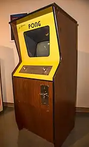 Borne d'arcade Pong : meuble marron et jaune avec un écran.