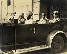 Chauffeur de taxi Sikh et son copilote à Calcutta en 1945