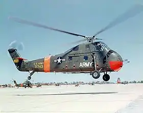 Hélicoptère Sikorsky H-34 Choctaw de l'US Army à l'atterrissage, roulette de queue rétractable sortie.