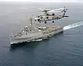 L'USS Denver survolé par un SH-60 Seahawk dans l'océan Pacifique (30 septembre 1997).