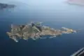 L’île de Silda, vue de l’est ; le Sildegapet est derrière elle