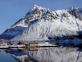 Vue de la péninsule de Sildpollneset et du Higravtindan.