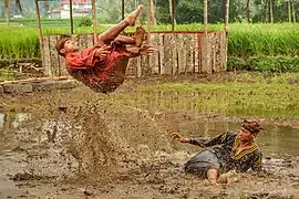 Le Silek lanyah (min), un art martial qui se pratique dans une rizière à Minangkabau. Octobre 2019.