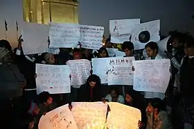 Manifestation silencieuse à l'India Gate pour demander au gouvernement indien d'agir à la suite du viol collectif du 16 décembre 2012 à New Delhi. Une des banderoles indique « Je ne comprends pas pourquoi le gouvernement n'agit pas. S'il vous plaît, faites quelque chose ! »
