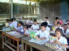 Élèves laotien lisant des livres en classe