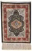 Tapis au motif traditionnel.