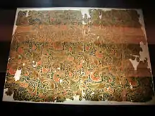 Fragment d'étoffe aux broderies de soie dites « de longévité (changshou) ». Han de l'Ouest, musée provincial du Hunan.