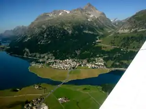 Le piz  Polaschin à côté de la route qui mène au col du Julier