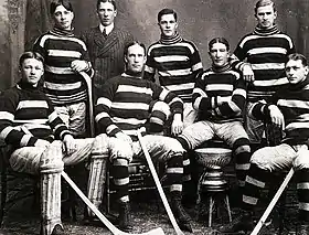 Les Silver Seven d'Ottawa en 1905 avec la coupe Stanley.