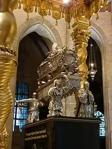 Reliquaire d'argent dans la cathédrale de Gniezno, Pologne.