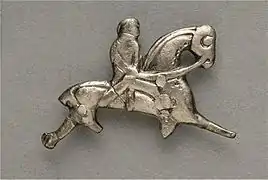 Bijou formé d'un cavalier monté sur une cheval